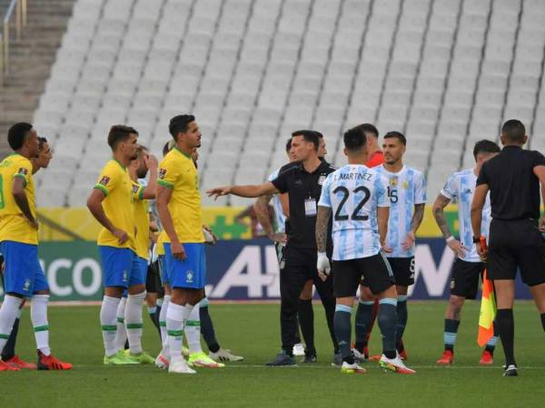 Representantes de la agencia sanitaria Anvisa y de la policía federal brasileña irrumpieron en la cancha para poner fin al partido, en medio de una confusión total.