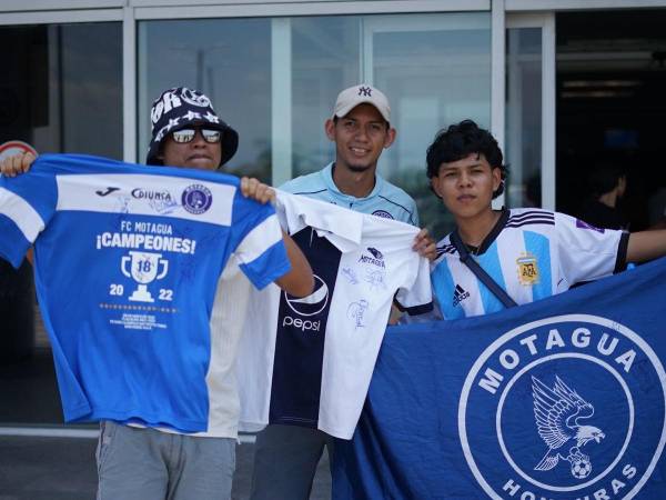 Motagua se clasificó a cuartos de final de la Champions de Concacaf y este viernes los aficionados los recibieron entre aplausos y halagos en el Aeropuerto Internacional Villeda Morales de La Lima, Cortés.