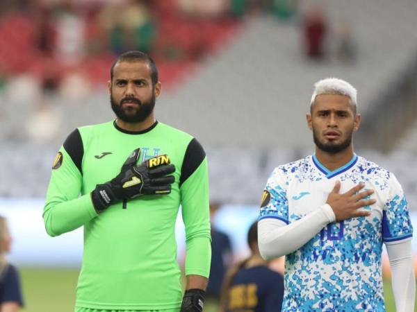 Menjívar, junto a otro compañero de la Selección al entonar el Himno Nacional.