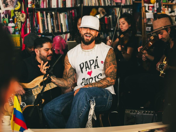 El cantante lució una camisa con el mensaje “Papá corazón París”, tras anunciar la notica de convertirse en papá.