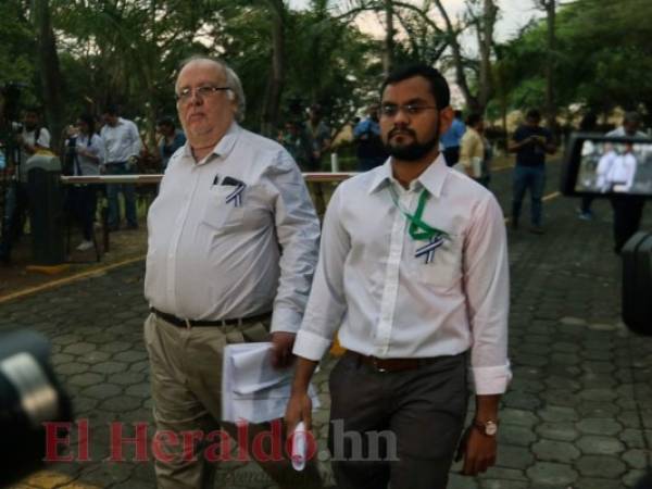 El miembro de la Alianza Cívica José Pallais (L) y el líder de los estudiantes universitarios Max Jerez llegan para dirigirse a la prensa en el sexto día del 'Diálogo Nacional' con el gobierno. Foto AFP