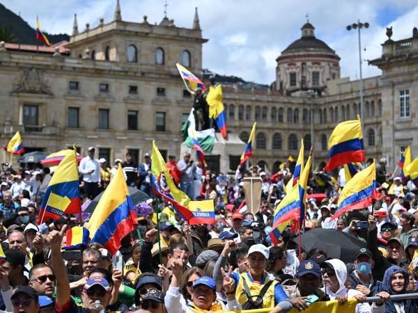 Algunos partidos tradicionales que apoyaron el arranque de su mandato comienzan a darle la espalda.