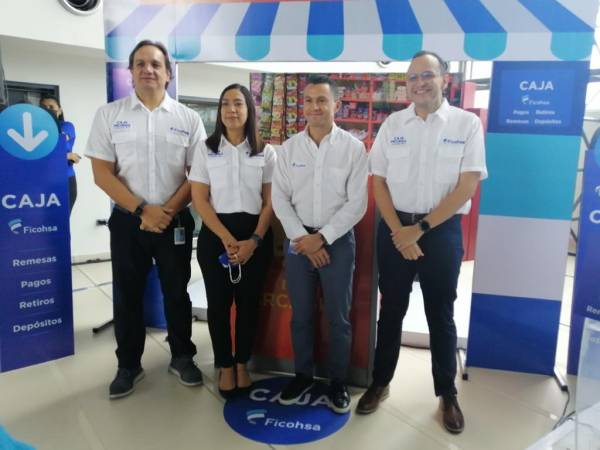 German Castañeda, Fabiola Martínez, Rodrigo Membreño y Leonel Rivas, ejecutivos que participaron en el evento de lanzamiento de la Caja Ficohsa.