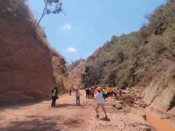 Durante el incidente, varias personas corrieron para resguardarse de la lluvia de piedras provocadas por la explosión.