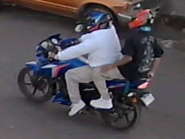 Captura de pantalla de un video que muestra a los dos ladrones huyendo en una misma motocicleta tras cometer el robo.