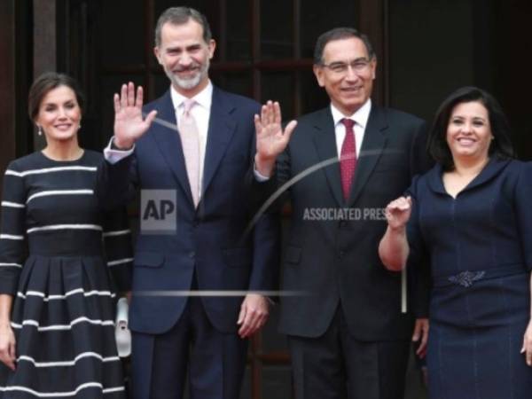 El presidente de Perú, Martín Vizcarra, segundo a la derecha, y su esposa y la primera dama, Maribel Díaz, a la izquierda, se paran junto al rey de España Felipe VI y su esposa, la reina Letizia, en el palacio de gobierno en Lima, Perú, el lunes 12 de noviembre. 2018.