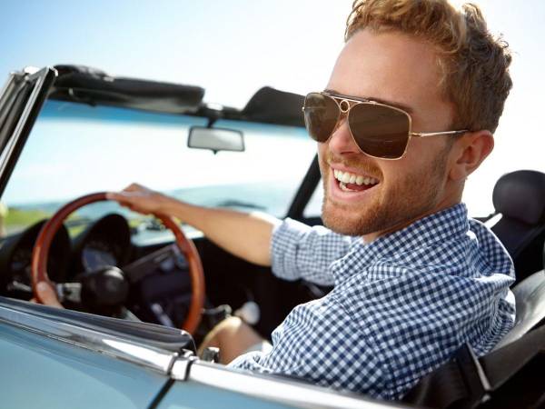 Las gafas de sol con lentes neutros, como el gris o el marrón, suelen ser una elección segura para la mayoría de las situaciones de conducción.