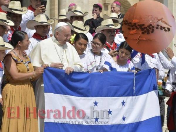 Los catrachos estuvieron junto al papa Francisco después de haber interpretado unas canciones. Foto: Cortesía Banda Juvenil 504 Facebook.