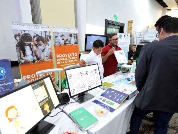 Instituciones del gobierno y organizaciones internacionales realizaron el primer encuentro de educación digital. El proyecto busca llevar cobertura a 10 mil escuelas a través de financiamiento de cooperantes.