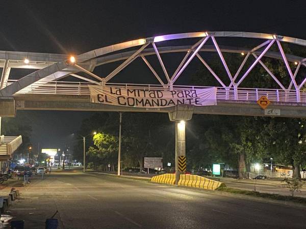 En puentes peatonales, personas desconocidas colocaron rótulos alusivos al narcovideo donde aparece el cuñado de la presidenta Xiomara Castro, Carlos Zelaya.