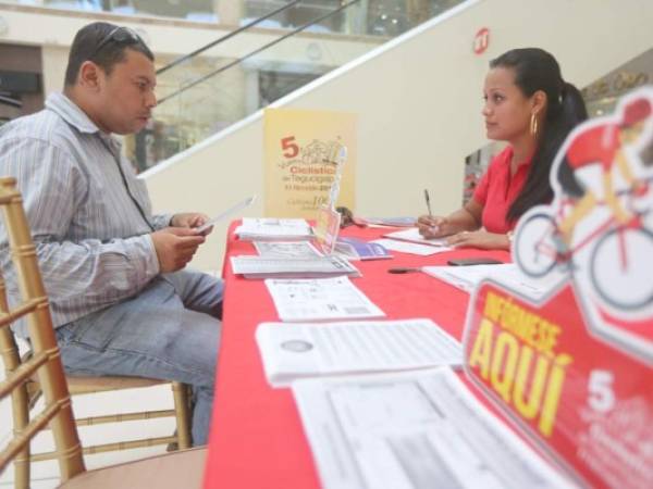 Francisco Lagos llegó a pagar su inscripción en la categoría de Novatos B montañesa y la de su hijo Rodrigo, de siete años. Esta será la primera vez que competirán en la Vuelta de EL HERALDO (Foto: David Romero/EL HERALDO)