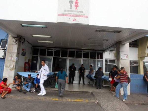 Uno de los ingresos al Hospital Escuela, el principal centro asistencial de Honduras.