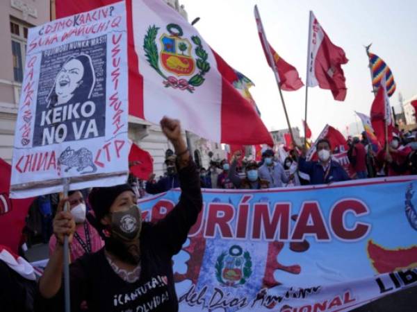 Personas marchan en apoyo al candidato presidencial Pedro Castillo el 6 de julio de 2021, exactamente un mes después de los comicios, en Lima. (AP Foto/Martin Mejia).