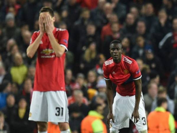 Los jugadores del Manchester United no podían creer lo ocurrido en Old Trafford. (AFP)