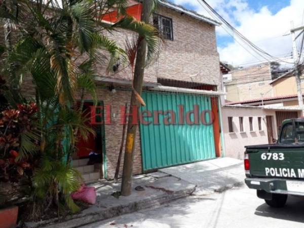 Dentro de esta vivienda le quitaron la vida a Lorena Bernardina Fuentes Arriola de 43 años de edad en la colonia Lomas de Toncontín. (Fotos: Alex Pérez / EL HERALDO)