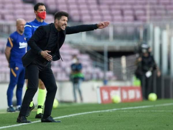 Diego Simeone dando instrucciones en el partido ante Barcelona. Foto AFP