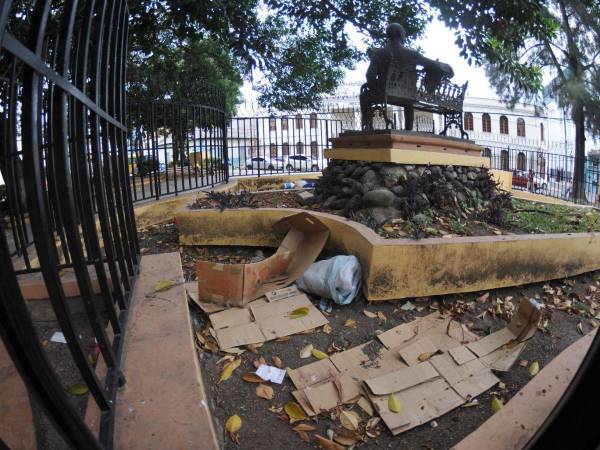 El parque La Libertad luce lleno de basura, pues según los visitantes, los encargados de aseo solo se presentan de vez en cuando.