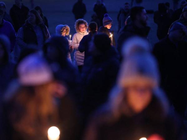 Un adolescente armado con una pistola y una escopeta mató este jueves a un compañero e hirió a otras cinco personas, en su mayoría alumnos, al abrir fuego en un centro de secundaria de Iowa, en el norte de Estados Unidos, informaron las autoridades locales.