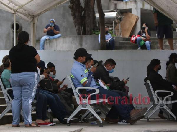 El galeno atribuyó la alta incidencia de casos al hecho que se han relajado las medidas de bioseguridad y se han hecho conciertos, partidos de fútbol, ferias. En la imagen se aprecia cómo lucía este miércoles el triaje del IHSS.