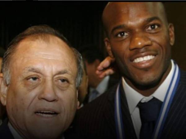 David Suazo compartió está fotografía con el maestro Chelato Uclés.