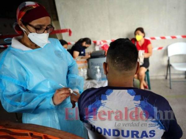 En caso de que no llegue el segundo componente de la Sputnik V al país, recomiendan que se aplique como segunda dosis a las 40 mil personas que la recibieron la vacuna de Moderna o de AstraZeneca. Foto: foto: Johnny Magallanes/El Heraldo