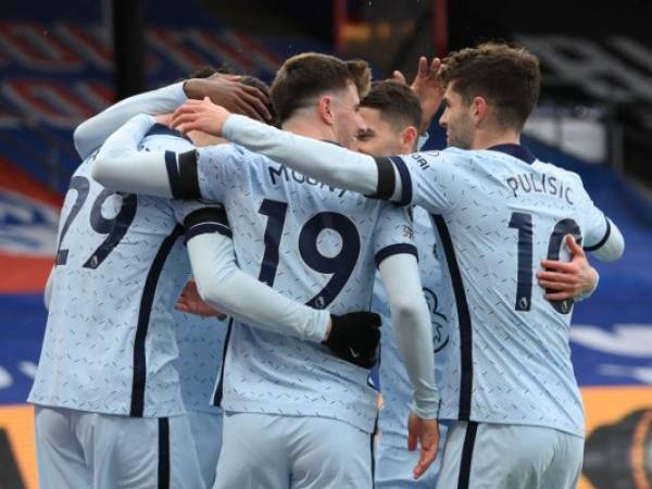 Los jugadores del Chelsea rodean al mediocampista alemán del Chelsea Kai Havertz mientras celebran el primer gol durante el partido de fútbol de la Premier League inglesa entre Crystal Palace y Chelsea en Selhurst Park en el sur de Londres el 10 de abril de 2021.