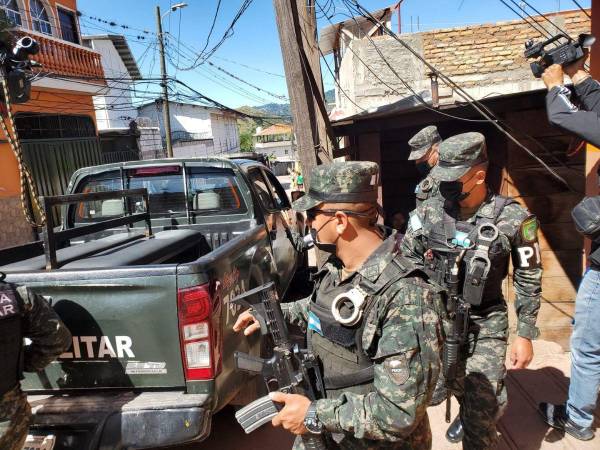 Agentes de la Policía Militar de Orden Público llevaron a la víctima a un lugar seguro.