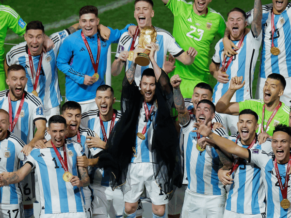 Vestido con una túnica negra, típica del mundo árabe, Lionel <b>Messi</b> alzó la Copa del Mundo este domingo en el estadio de Lusail en Doha.