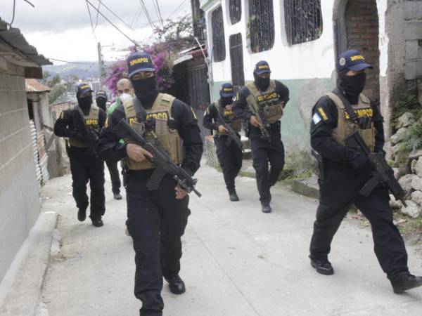 Este martes -06 de diciembre- a las 6:00 de la tarde arranca el toque de queda en varias colonias de Tegucigalpa y San Pedro Sula, por lo que decenas de elementos policiales comenzaron a desplegarse en los distintos puntos para hacerle frente a la extorsión y otros delitos cometidos por maras y pandillas. A continuación más detalles.