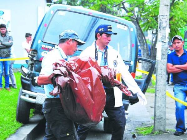 Instante en que autoridades de la DPI y Medicina Forense hacen el levantamiento de la pequeña Malena.