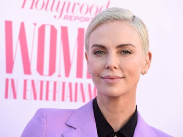 Charlize Theron llega a la Gala del Desayuno de Mujeres en Entretenimiento de Hollywood Reporter el miércoles 11 de diciembre de 2019 en Los Ángeles.