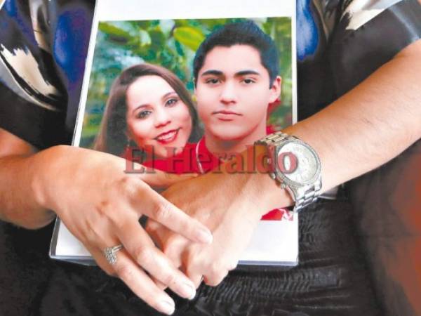 La madre de Carlos Emilio Collier Núñez ha solicitado justicia y que la muerte de su hijo no quede en la impunidad como otras. (Fotos: Estalin Irías / EL HERALDO)