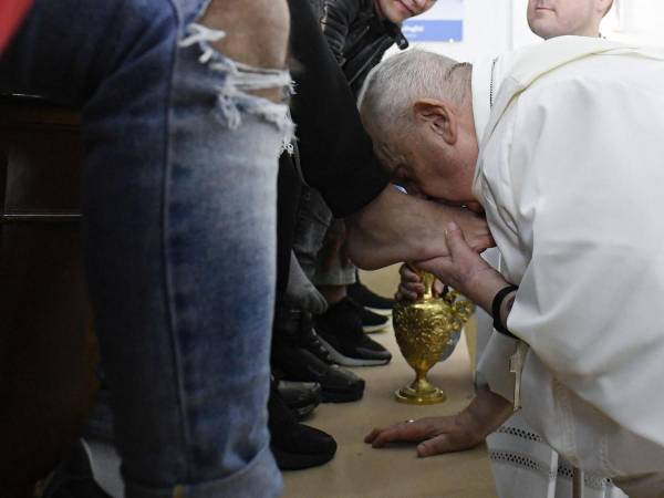 El <b>papa Francisco</b> lavó los pies a doce jóvenes detenidos de una cárcel de menores de Roma.