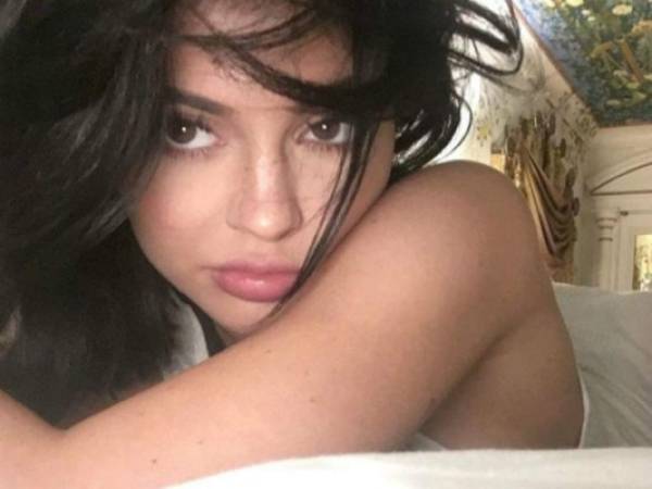 La sexy Kylie Jenner, también se unió a las celebridades que se han mostrado al natural en las redes sociales.