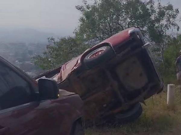 Conductor por poco cae a abismo de El Hatillo tras ser impactado por otro carro