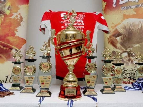 Los primeros tres lugares se llevarán los trofeos, pero hay medallas para todos los participantes. Además, hay un hermoso maillot rojo para el ganador de la categoría élite masculina (Foto: David Romero/EL HERALDO)