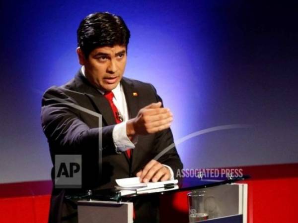 El presidente de Costa Rica, Carlos Alvarado, tuvo que ser protegido por su seguridad para no se agredido. Foto: Agencia AFP.