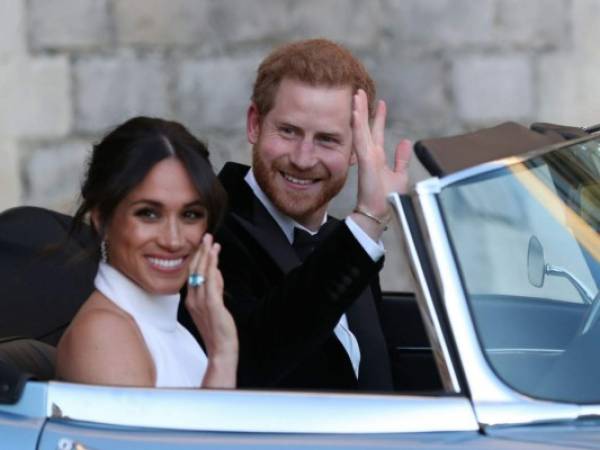 Meghan y Harry decieron pasar un momento a solas al irse a su fiesta en su propio vehículo. Foto: AFP