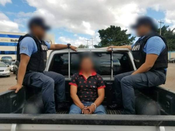 Momento de la detención del supuesto violador. Foto: Twitter Policía Nacional