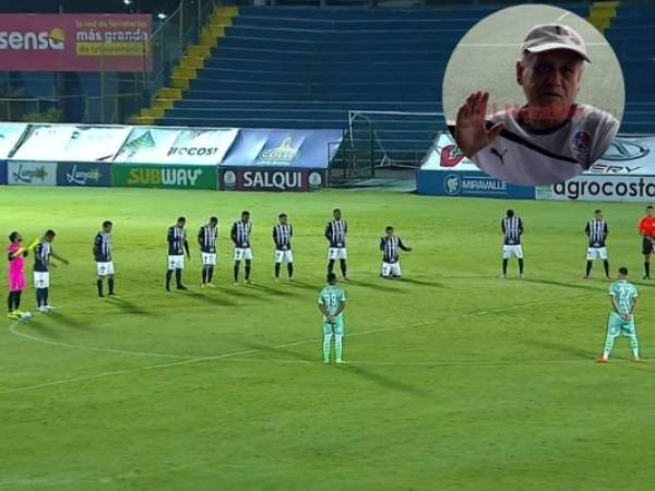 Momento en que brindaban un homenaje a Chelato Uclés, quien falleció a los 80 años en Tegucigalpa, Honduras.