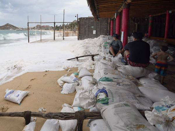 El huracán Hilary, convertido un potente fenómeno categoría 4, se mueve hacia el noroeste de México y se espera que se aproxime a la península de Baja California durante el fin de semana y se empiece a debilitar el sábado. Las personas que viven en este sector del país ya comenzaron a sentir los embates de los fuertes vientos y las lluvias.