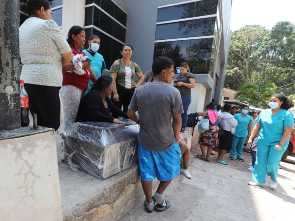 Miembros de las tres familias se aglomeraron en las afueras de Medicina Forense para retirar los cuerpos de los tres jóvenes.