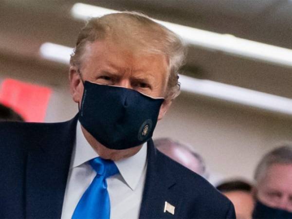 El presidente de los Estados Unidos, Donald Trump, quien durante meses se negó a alentar el uso de máscaras como una forma de combatir el coronavirus. Foto: Agencia AFP.