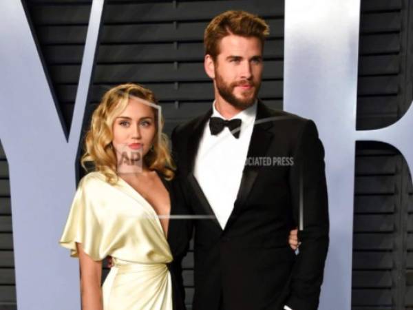 En esta foto del 4 de marzo del 2018, Miley Cyrus y Liam Hemsworth llegan a la fiesta del Oscar de Vanity Fair en Beverly Hills, California.