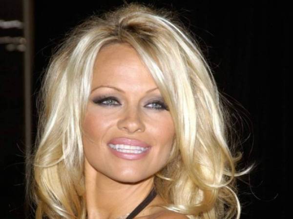 Pamela Anderson ha comenzado este 2017 con un rostro totalmente transformado. Así era ella antes, pero ahora luce irreconocible. Foto redes