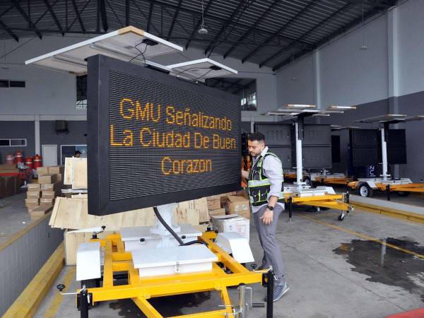 Como parte del lote de instrumentos e insumos que adquirió la Alcaldía Municipal del Distrito Central son ocho pantallas móviles de mensaje variable que se pueden controlar mediante una aplicación desde el celular. Estas funcionan con energía solar.