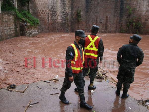 En el sector de Los Jucos, del barrio Morazán, la quebrada La Orejona atormenta a los vecinos ya que su caudal supera la pequeña caja puente que construyeron las pasadas administraciones municipales.