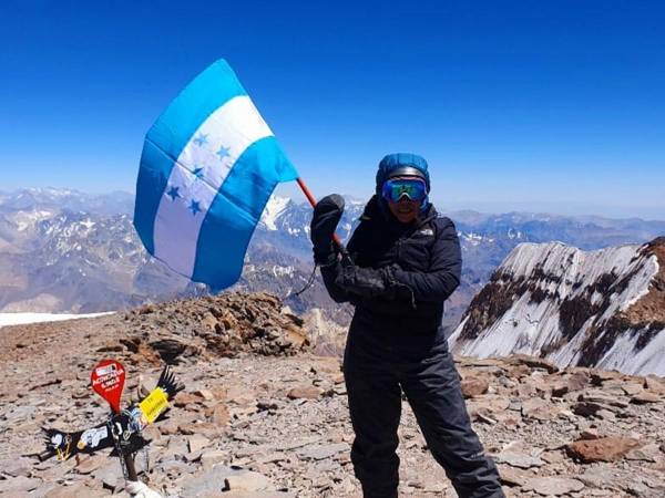 Rosibel Cruz, primera hondureña en conquistar la segunda montaña más alta del planeta