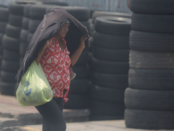 Los ciudadanos deben luchar con lo que pueden contra la inclemencia del sol y la contaminación del aire en el Distrito Central.