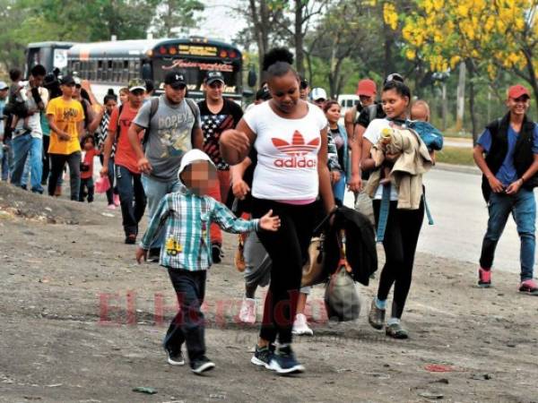 Al menos 1,000 hondureños salieron la noche del martes de San Pedro Sula en una nueva caravana con destino a Estados Unidos.